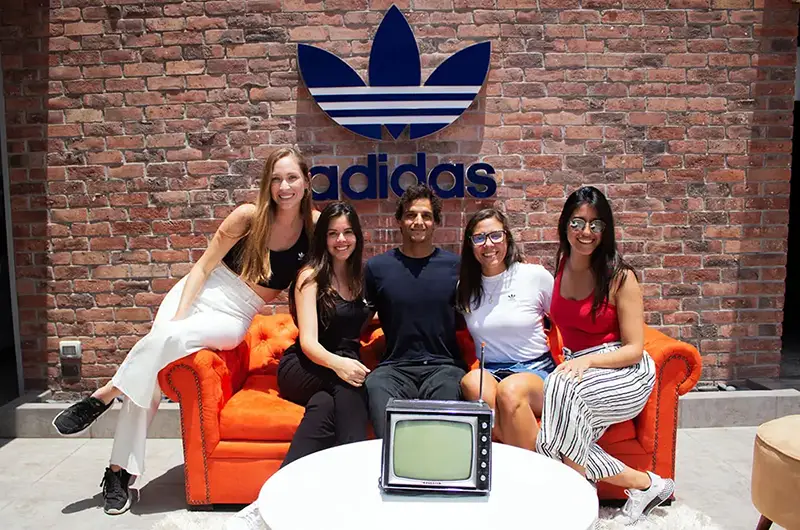 مبل نارنجی تلوریون قدیمی و تیم آدیداس